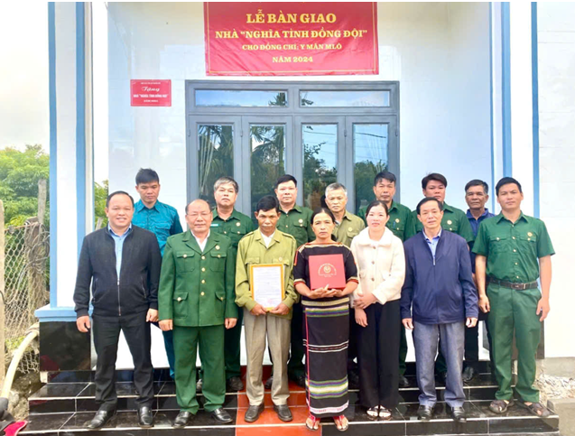 Hội Cựu chiến binh thị xã Buôn Hồ bàn giao nhà “Nghĩa tình đồng đội” cho hội viên nghèo